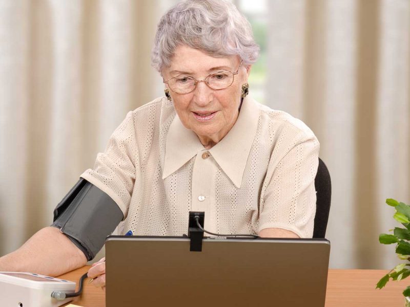 Ältere Dame, die eine Telemedizin-Anwendung nutzt.